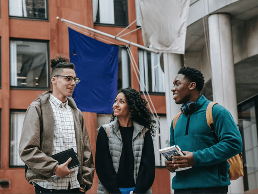 Studenten in gesprek op een schoolplein